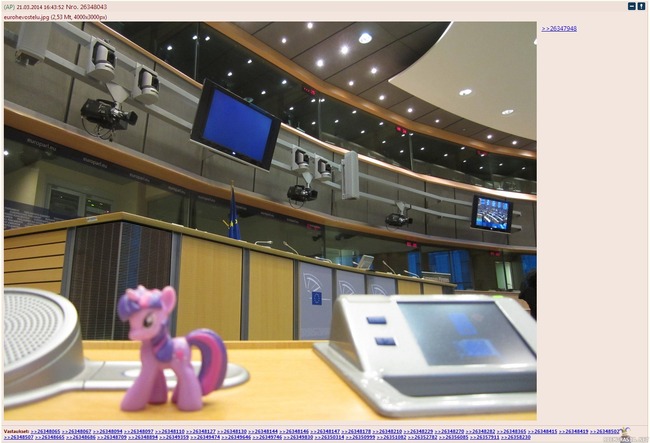 Sillä välin europarlamentissa - Europarlamentissa istuva postailee ylilaudalle poneja. http://ylilauta.org/satunnainen/26347239