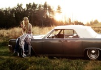 tyttö ja mahdollisesti Lincoln continental convertible 1967