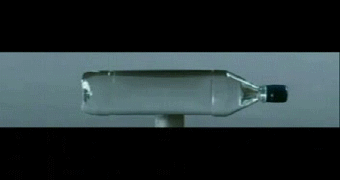 Bottle slow motion - Luoti pullosta läpi