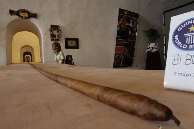 mikäs se siinä? pisin.. - The world&#039;s longest cigar is seen in Havana.