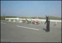 Mies yrittää hypätä moottoripyörän yli