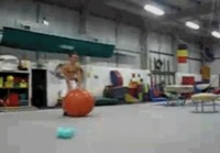 Jumppapallolla leikkimistä