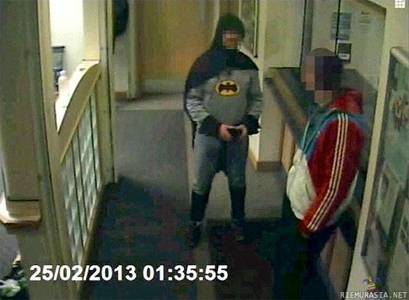Oikea Yön ritari - Batman toimitti etsintäkuulutetun poliisiasemalle http://yle.fi/uutiset/bradfordin_batman_kiikutti_voron_poliisiasemalle/6522877