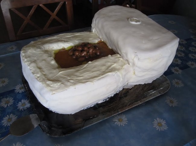 Putkimiehen kakku - Pikkuveli valmistui amiksesta, tilasi mutsilta spezial kakun. Ihan maukas oli, omnomnom :D