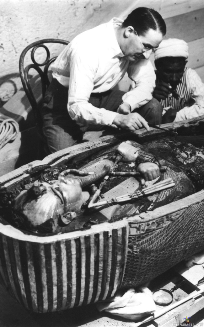 Howard Carter  - puhdistaa löytämäänsä Tutankhamonin sarkofagia 1922.
