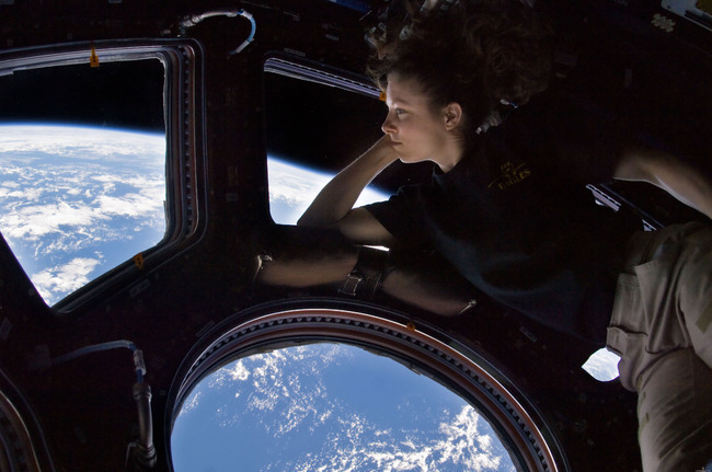 Astronautti Tracy Caldwell ihailee näköalaa - Astronautti Tracy Caldwell ihailee näköalaa