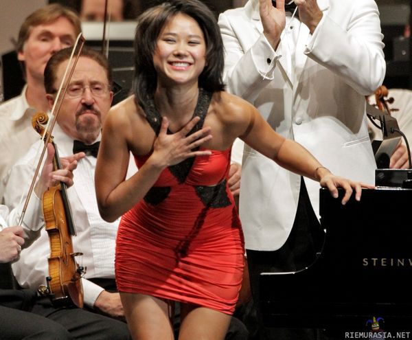 Not bad, Not bad - Pianisti Yuja Wangin musiikilliset avut saavat taustalla istuvan viulistin hyväksynnän.