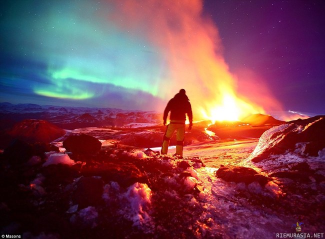 Upea kuva - Tyyppi onnistui ottamaan valokuvan tulivuorenpurkauksesta samalla kun revontulet loistavat taivaalla