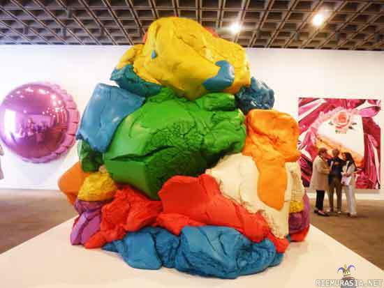 Taidetta - Tässä on sitten virallista taidetta. Taiteilija Jeff Koons on tehnty New Yorkissa sijaitsevaan Whitney Museumiin &quot;kaikkia ikäpolvia puhuttelevan taideteoksen&quot;. Mitä lie taustalla olevat teokset. Että sellasta.