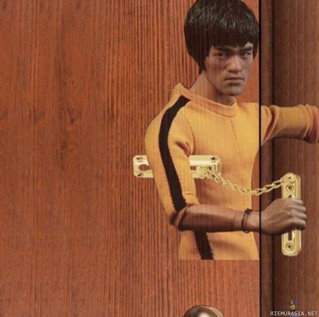 Bruce Lee -lukko - Ovela lukko, jossa on käytetty hyväksi sitä tosiasiaa, että Bruce Leen tavaramerkkiase, nunchakut, muistuttavat huomattavasti kuvassa olevaa lukkoa.