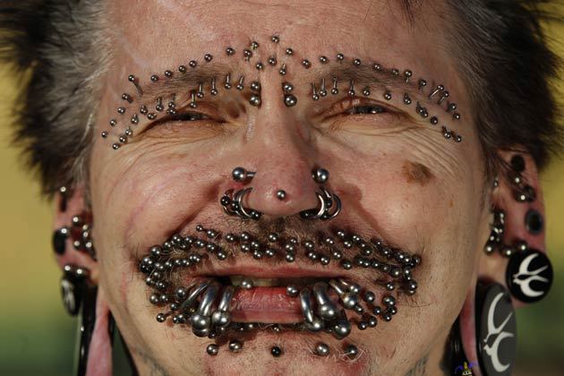 K-rauta ylpeänä esittää.. - Guinness World Record holder for the Most Pierced Man Bucholz shows some of his 453 piercings in Dortmund. 