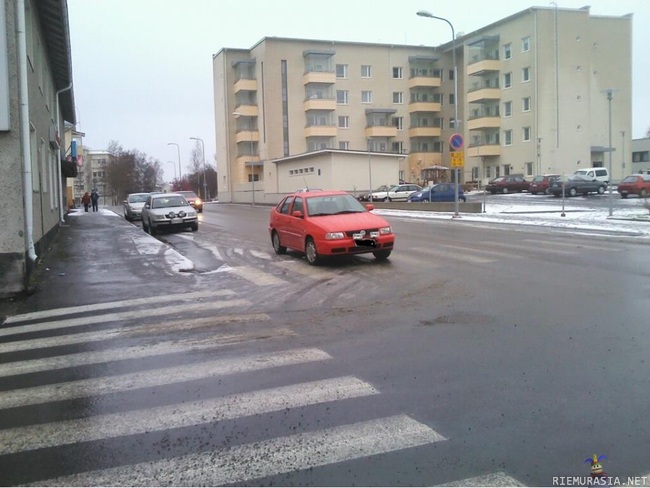 Parkkeeraus - Sole poka nii justii että miten sen auton jättää täällä Torniossa.