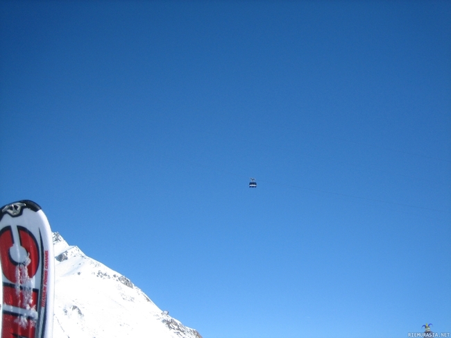 Kabiini taivahalla - Ensimmäinen nousu kuumotti. Insinöörit sun muut tietäjät voivat miettiä köysivoimia noilla köysikulmilla. St. Anton, Itävalta 2010.