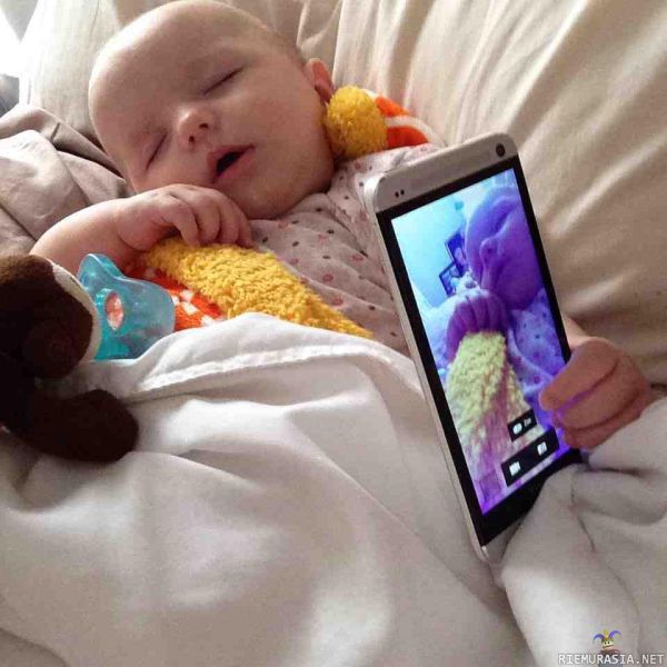 Vauvan eka selfie - Tuleva narsisti?