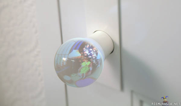 Ovinuppi - Hideyuki Nakayaman suunnittelema &quot;Fisheye Doorknob&quot; heijastaa näkymän huoneesta oven nuppiin.
