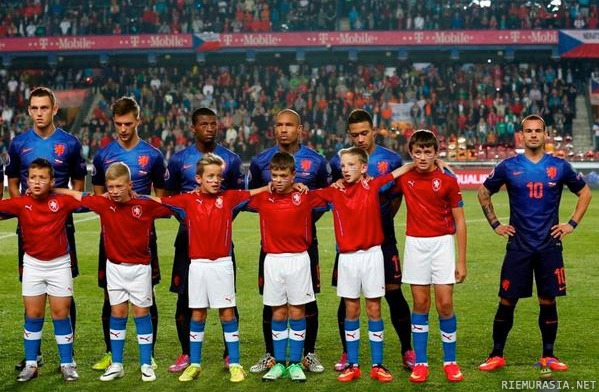 Jalkapalloilija - Wesley Sneijder ei suostunut seisomaan pojan takana pituutensa vuoksi