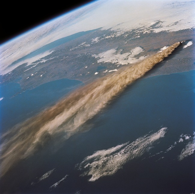 Tuhkapilvi - Kliuchevskoi -tulivuoren purkauksesta syntynyt tuhkapilvi Kamtsatkan niemimaalla vuonna 1994.