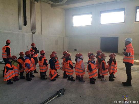 Pikkulapset työmaalla - Pikkujässikät tutustumassa rakennustyömaahan