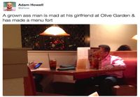 Aikuinen mies mököttää naiselleen ravintolassa
