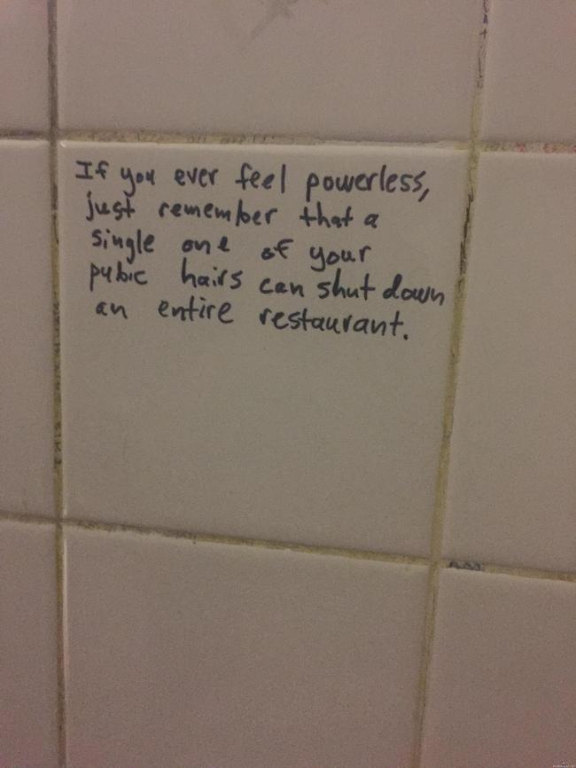 Mikäli tunnet itsesi mitättömäksi - Teksti vessan seinässä
