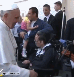 Paavi meinaa tappaa miehen - Tyytyy antamaan tuskallisen kallonpuristus kidutuksen