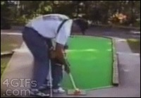 Iskä opettaa tytölle uima-golffia