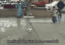 Satan? - Joku ilkimys on maalannut keilapallon jalkapallon näköiseksi