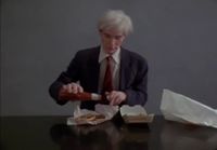 Andy Warhol syö hampurilaisen