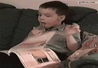 Poika oppinut lehden selaamisen isommilta