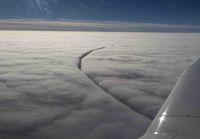 Lentokone halkoo pilveä