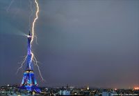 Salama iskee Eiffelin torniin