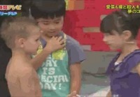joku jenkki lähentelee viatonta japanilaista tyttöä teeveessä