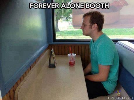 Forever alone booth - yksinäisen loossi