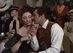 Smooth - Tupakoiva herrasmies näyttää mallia miten naista suudellaan vaikka savuke suussa