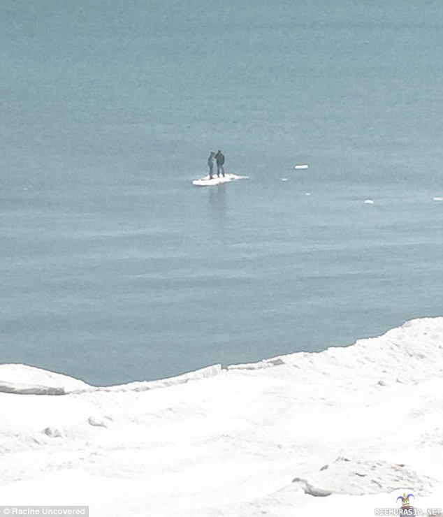 Teinipojat ajelehtimassa jäälautan päällä lake michiganilla - Pojat saatiin onneksi pelastettua: http://goo.gl/k05vw8