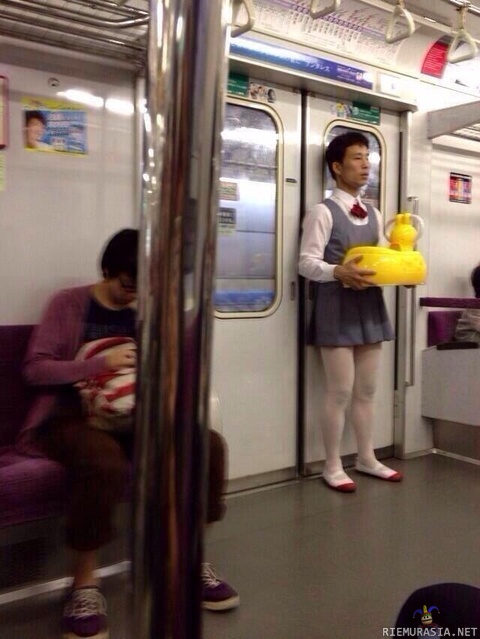 Normipäivä metrossa - Koulutytöksi pukeutunut herrasmies kantaa mystistä keltaista esinettä