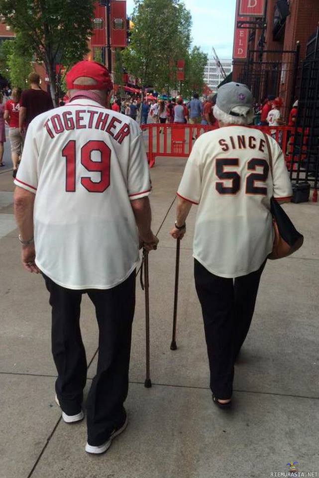 Together since 1952 - Vanha pariskunta hassuttelee paitojen kanssa