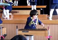 Aasialainen pikkupoika soittaa ksylofonia