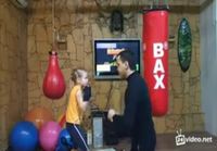 Pikkutyttö treenaa nyrkkeilyä isänsä kanssa