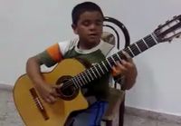 Poika soittaa Titanicin tunnarin kitaralla
