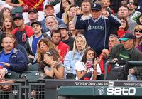 Baseball yleisön reaktiot kun pallo lentää katsomoon