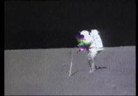Vasara tippuu astronautin kädestä kuussa