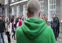 Beatboxaaja Dave Crowe viihdyttää yleisöä Lontoon kadulla