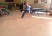 Opettaja näyttää oppilailleen breakdance taitonsa