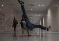 10-vuotias aasialaispoika näyttää Breakdance taitonsa