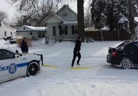 Subaru WRX antaa hinausapua lumipankassa olevalle poliisiautolle