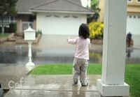 Pikkutyttö sateessa ensimmäistä kertaa