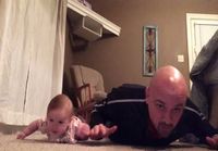Isä ja tytär treenaa