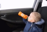 Pikkulapsi autopesulassa