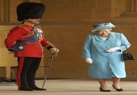 Kuningatarta naurattaa aviomiehensä perinteinen univormu